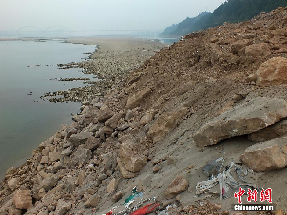 长江边堆积渣土垃圾成山