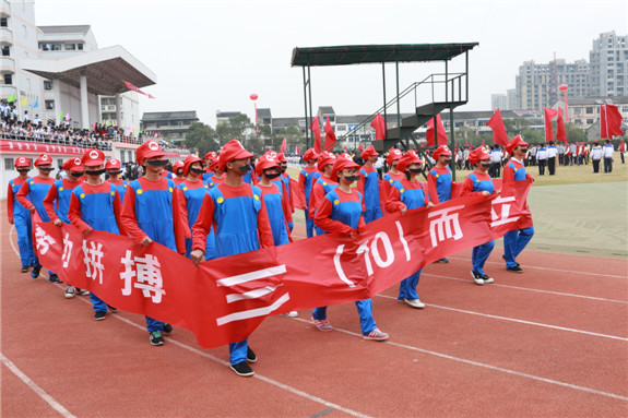 那充满创意的入场仪式,俨然是一场cosplay秀.校方表示,为鼓