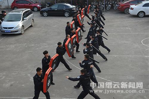 巡特警大队开展警棍盾牌训 缙云新闻网讯为熟练掌握警棍盾牌基本战术