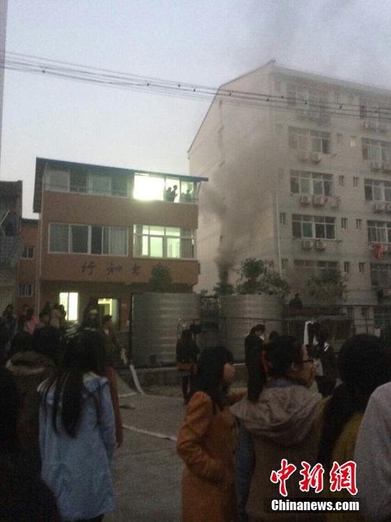 浙江丽水学院宿舍起火 消防人员营救18名