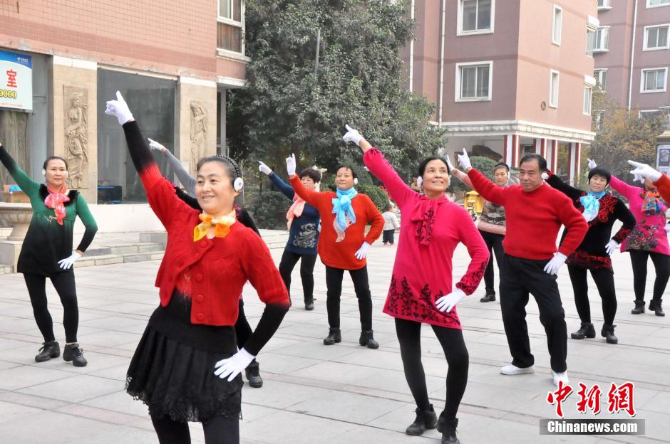 郑州大妈戴耳机跳广场舞