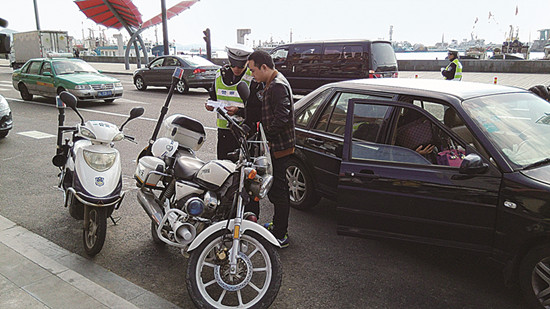 我区交警严查“老赖”车