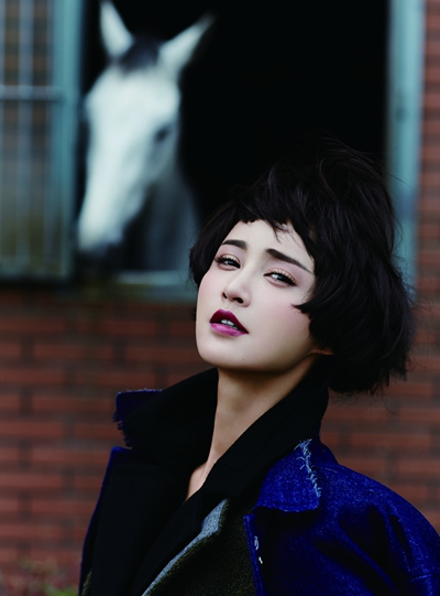 张歆艺冬日大片极尽妩媚风情 鬼马短发有点“野”