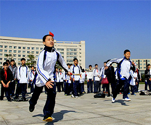 高亭中学组织接力跑比赛