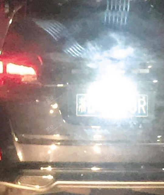 汽车车牌上安装LED灯 想亮瞎电子警察逃拍-