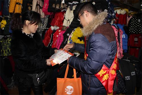 江山消防大队组织志愿者走进市小商品市场编织