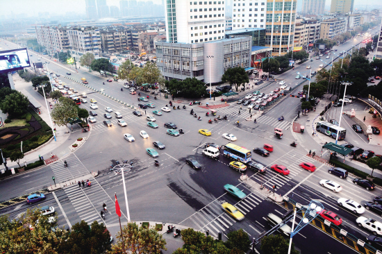 昨天,市区双龙南街与双溪西路十字路口,车流,人流各行其道,交通秩序