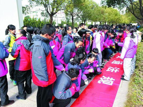 学生争相签名 抵制交通违法