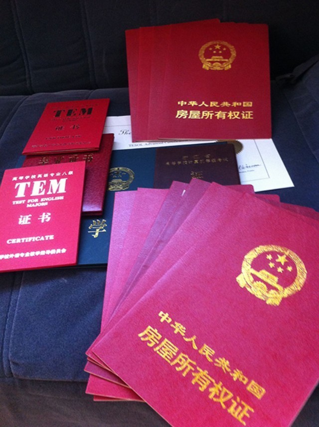 杭州妈妈抱出12本房产证 为25岁女儿征婚