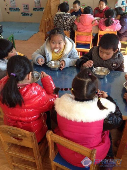 小朋友们亲手做汤圆 吃在嘴上甜入心(图)-2