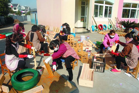 幼儿园老师变身“油漆工”