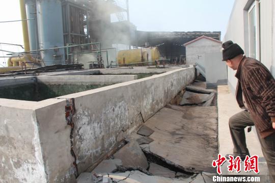 湖北荆门两工厂发生地陷
