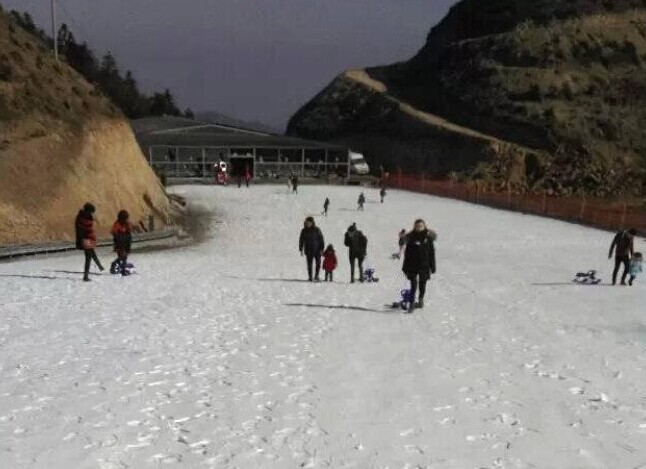 千丈岩滑雪场位于武义县泉溪镇,总造雪面积1.