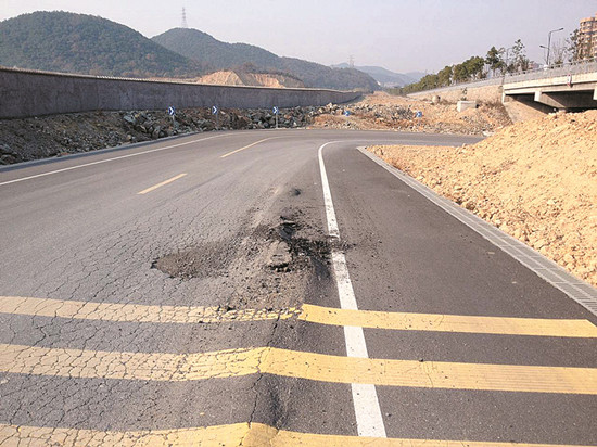 道路坑洼存隐患