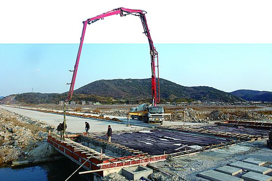 加快桥梁建设力争早日通车
