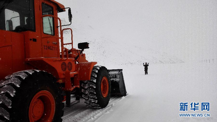 强降雪致新藏公路断通