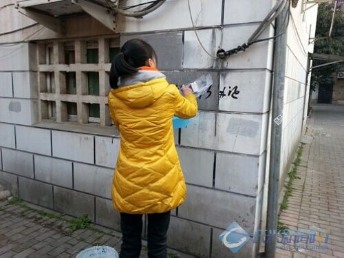 米行弄社区组织巾帼志愿者清除小广告(图)-2
