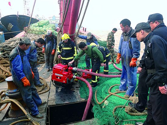 渔船触礁进水下沉消防官兵抽水救助