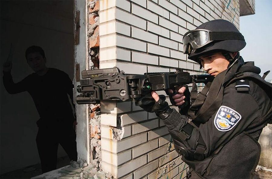 走进警方"兵器库" 揭秘超级装备