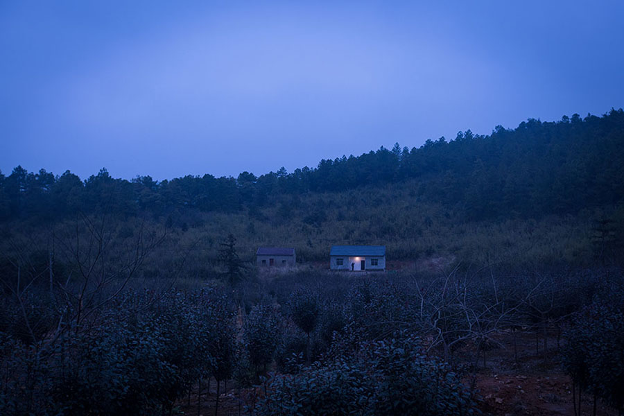 夜幕降临,大山周围一片寂静,只剩下董小腊宿舍传来微弱的灯光.