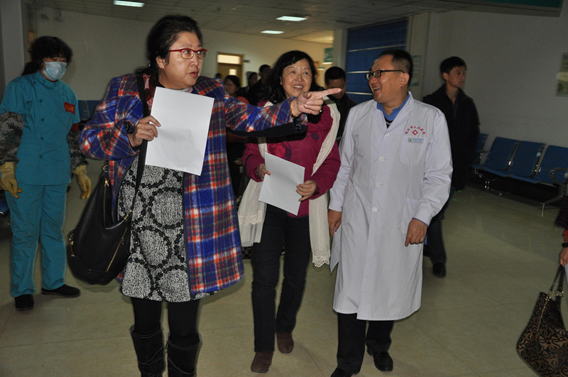 图为孟晓萍在蛟河市人民医院检查控烟标示张贴等情况。