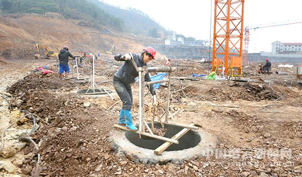 缙云新闻网讯 2月2日,县人民医院迁建项目正在进行桩基孔人工开挖施工