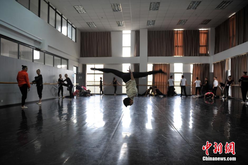 万名学子昆明追逐艺术梦