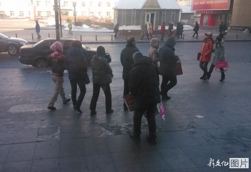 长春街头乞丐换装交接班