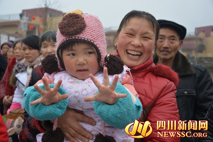 雅安上里村民提前过年