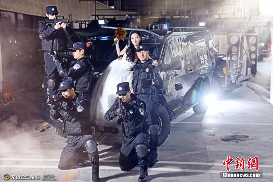 无锡警察帅气婚纱照爆红