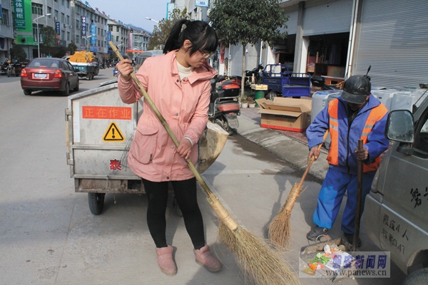 女大学生跟着阿公扫大街