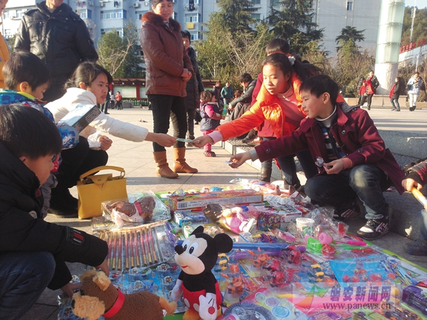 10岁男童摆摊卖玩具--磐安新闻网