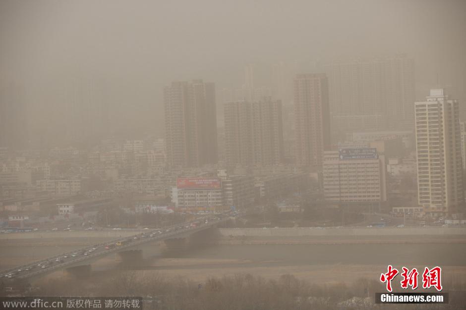 兰州遭沙尘暴肆虐