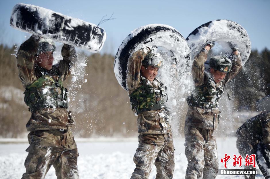 黑河边防战士爬冰卧雪极限体能训练变"冰人"