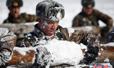 黑河边防战士爬冰卧雪极限体能训练变"冰人"