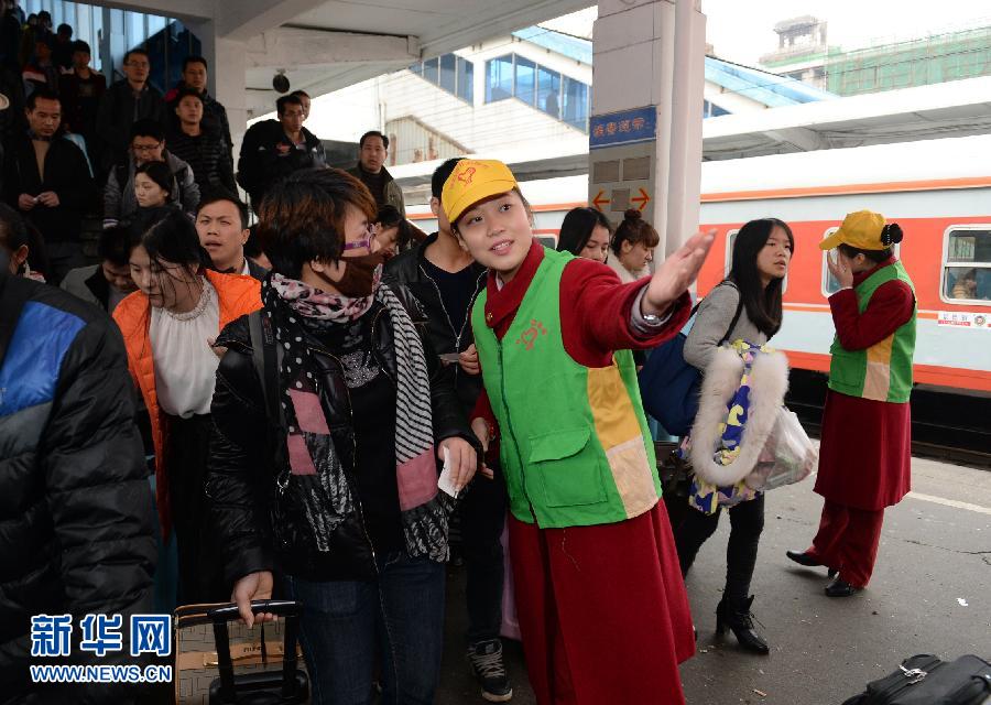 绿马甲春运志愿者在行动