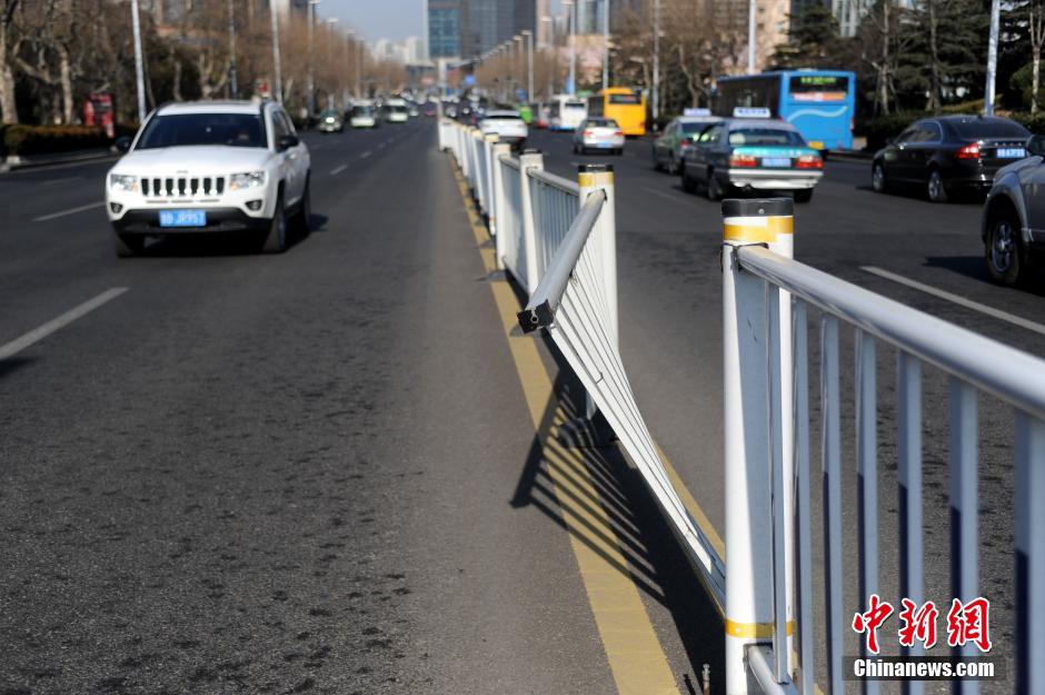 青岛大风吹歪道路护栏