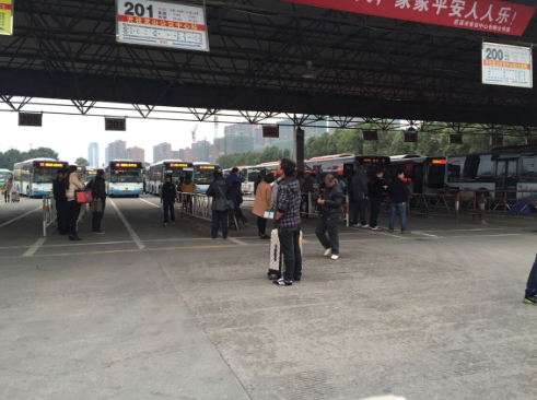 未到公交车发车时间,乘客应车上等还是车外站?--浙江在线慈溪频道