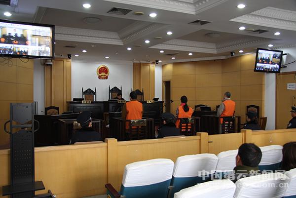 "黄马甲"成为历史 刑事被告人庭审着便装
