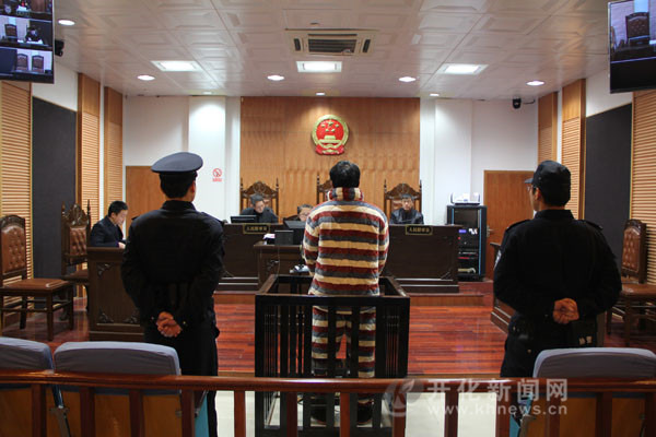 我市首例刑事在押被告人<em>不穿</em>黄<em>马甲</em>受审--开