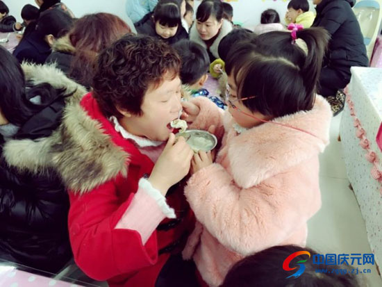 实验幼儿园亲子互动包水饺庆三八--中国庆元