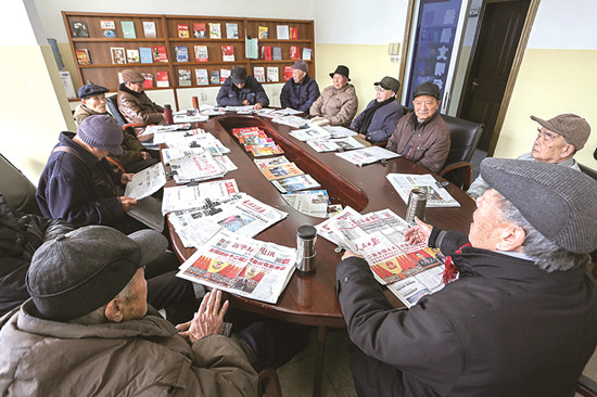 老干部热切关注全国“两会”