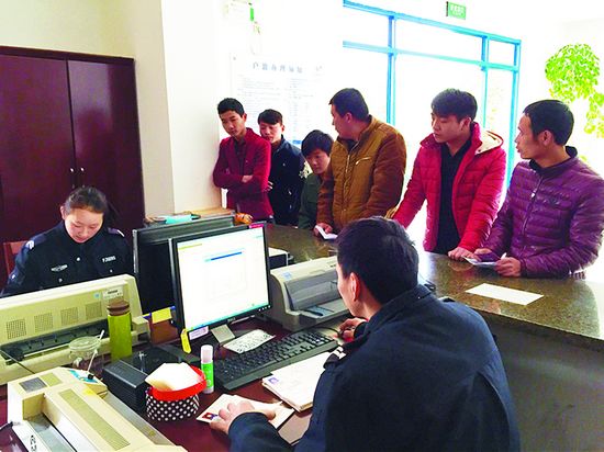 务工人员返潮来袭窗口民警办证忙