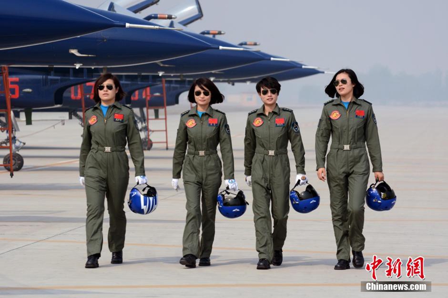 图为空军八一飞行表演队女飞行员训练归来的资料图片.