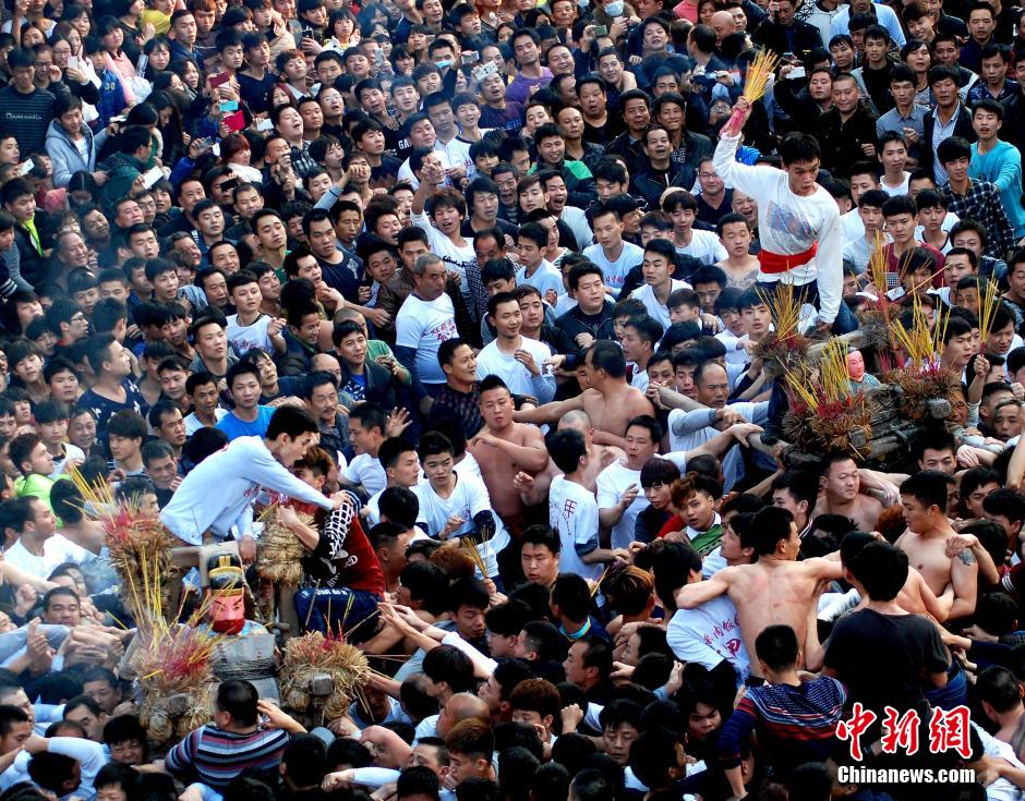 拖神偶民俗活动场面壮观