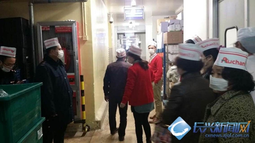 315前职能部门带领市民参观食品生产流程(图)