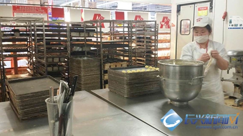 315前职能部门带领市民参观食品生产流程(图)