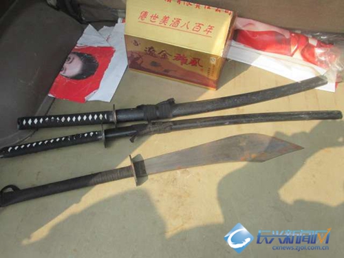 路边无牌车内竟有一米多长的砍刀?(图)-2