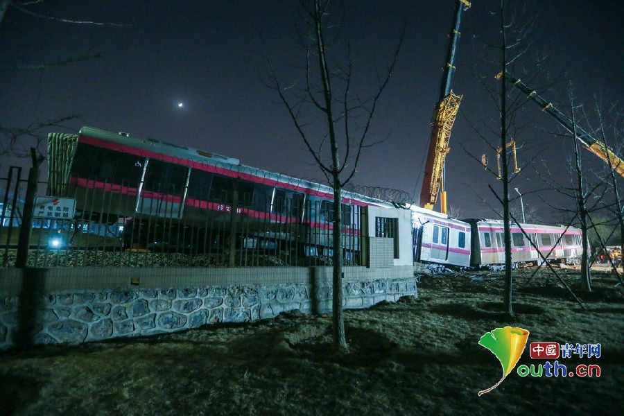 北京地铁调试列车出轨