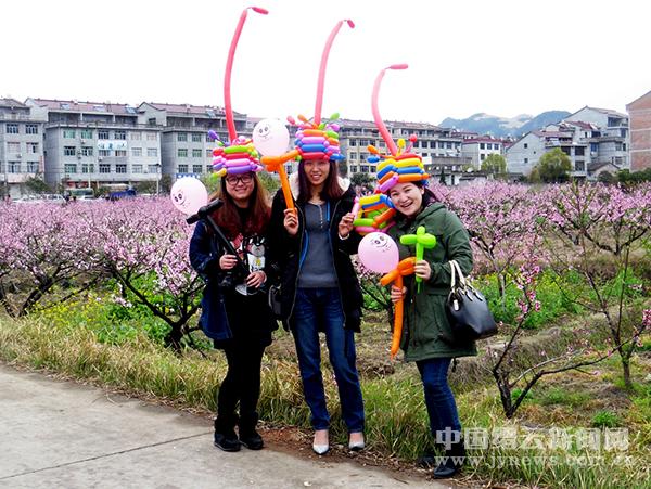 梅积成摄       缙云新闻网讯  3月25日,壶镇镇左库村桃花节隆重开幕